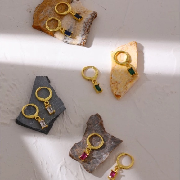 💫18K gold plated huggies earrings - Picture 2 of 5